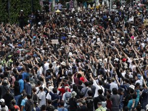 Tayland’da Binlerce Kişi Yeniden Sokaklara Döküldü