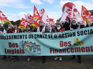 Fransa’da Sağlık Çalışanlarından Hükümet Karşıtı Protesto