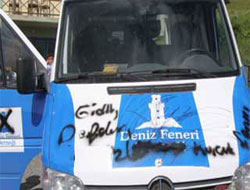 Deniz Feneri'nin aracına çirkin saldırı