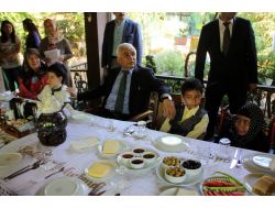 Evde Eğitim Gören Öğrencilerin Karne Sevinci