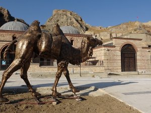 Tarihi Çarşıya Yerleştirildi, Görenlerin Dikkatini Çekiyor