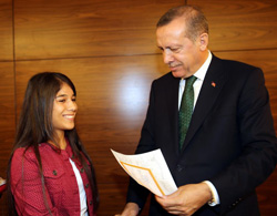 Erdoğan, Rize'de Karne Dağıttı