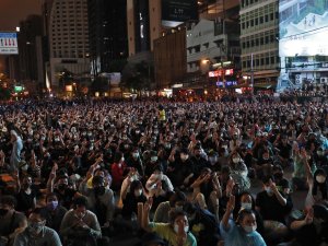 Tayland’da Protestocular Bangkok Sokaklarını Ele Geçirdi