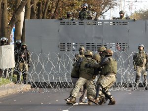 Belarus’ta Protestocular İle Polis Arasında Arbede