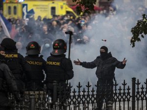 Prag’da Holiganlar Polisle Çatıştı: 20 Yaralı, 16 Gözaltı