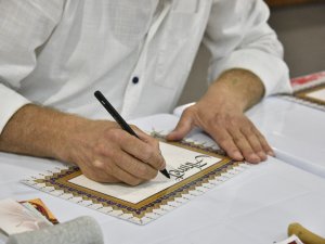 Kaligrafi Sanatını Öğrenip Kendi İşlerini Kuruyorlar