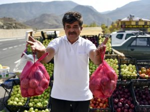 Karayolu Kenarında ‘Askıda Elma’