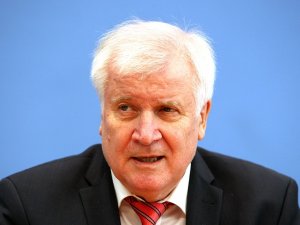 Almanya’da İçişleri Bakanı Seehofer’den Polis İçerisinde Irkçılık Araştırmasına Onay