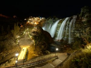 Tortum Şelalesi Göz Kamaştırıyor