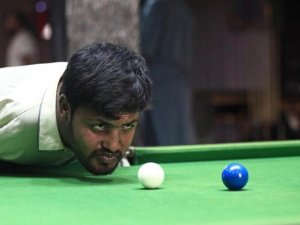 Kolları Olmayan Adam Çenesiyle Bilardo Oynayarak Hünerlerini Sergiliyor