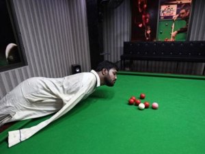 Kolları Olmayan Adam Çenesiyle Bilardo Oynayarak Hünerlerini Sergiliyor