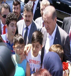 Trabzonlu çocuklar Başbakan Erdoğan'ın babalar gününü kutladı