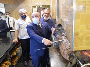 Bakan Varank Cağ Kebabı Kesti