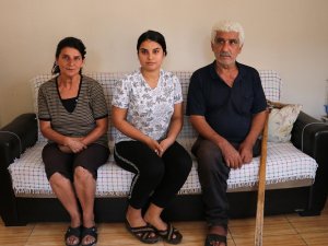 Engelli Anne Ve Babasına Bakmak İçin Okulunu Bıraktı