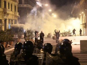 İtalya’da Sokağa Çıkma Yasağı Protesto Edildi