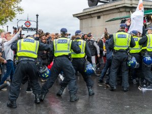 Londra’da Binlerce Kişi Korona Virüs Kısıtlamalarını Protesto Etti