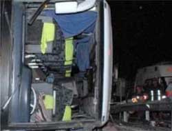 39 polisi taşıyan otobüs devrildi