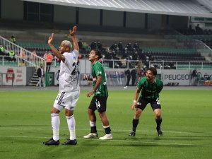 Süper Lig: Y. Denizlispor: 0 - Beşiktaş: 2 (İlk Yarı)