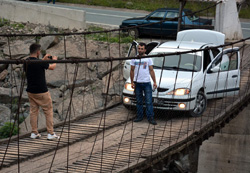Arabanın Zor Geçtiği Tahta Köprüde Adrenali Yüksek Fotoğraf Çekimi