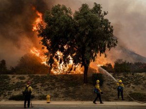 California’da Yangınlar Nedeniyle 100 Bin Kişiye Tahliye Emri