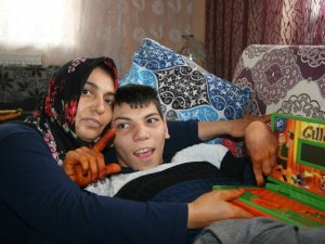 Engelli Oğlunun Yüzünün Gülmesi İçin Akülü Araç Ve Laptop Bekliyor