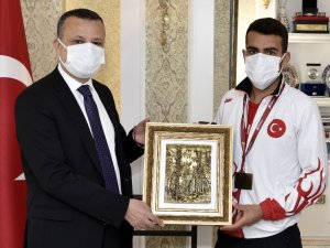 Katıldığı İlk Uluslararası Yarışmada Balkan Şampiyonu Oldu