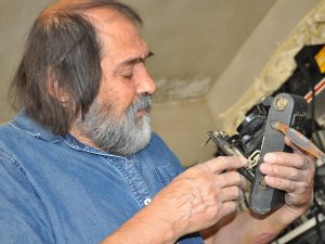 Tarihi Fotoğraf Makinelerine Gözü Gibi Bakıyor
