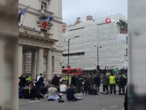 Fransa Cumhurbaşkanı Macron Londra’da Protesto Edildi