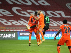 İlk Yarı Sessiz Bitti