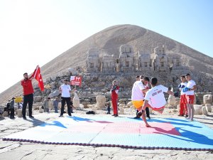 Nemrut’un Zirvesinde Kick Boks Gösterisi