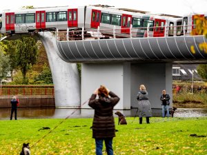 Balina Heykeline Çarpan Metro 10 Metre Yükseklikte Asılı Kaldı