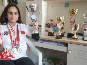 Satranç Şampiyonu Görme Engelli Kız İki Defa Kanseri De Şah Mat Etti