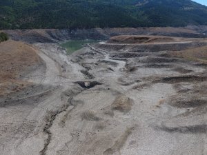 Derinöz Barajı’nda Su Altındaki Eski Köprü Meydana Çıktı