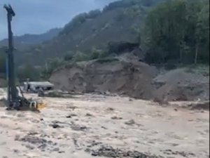 Köprü İnşaatı Şantiyesini Sel Vurdu, İş Makineleri Selde Sürüklendi