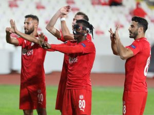 Kayode, Avrupa Maçlarını Boş Geçmiyor