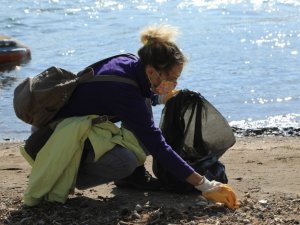 Ünlü Sanatçılar Bodrum’da Yerden İzmarit Topladı