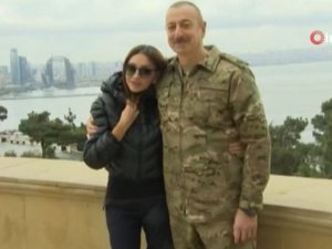 Azerbaycan Cumhurbaşkanı İlham Aliyev’den Zafer Pozu