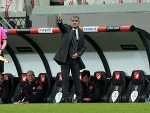 Şenol Güneş Temastan Kaçamadı !
