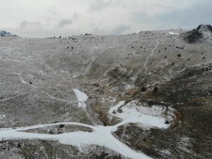 Kartalkaya’da Yeşil Alanlar Beyaz Örtüyle Kaplandı