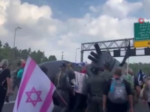 İsraillilerden Netanyahu Karşıtı ’Denizaltı’ Protestosu