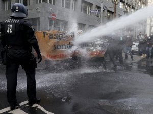 Frankfurt’ta Covid-19 Önlemleri Karşıtı Protestoya Polis Müdahalesi