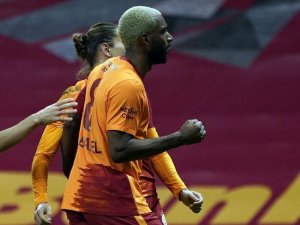 Ryan Babel Hollanda’da Kalacak