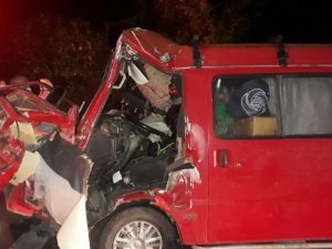 Minibüsün Tıra Çarptığı Kazada Can Pazarı