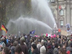 Almanya’da Covid-19 Önlemlerinin Sertleştirilmesi Protestoların Fitilini Ateşledi