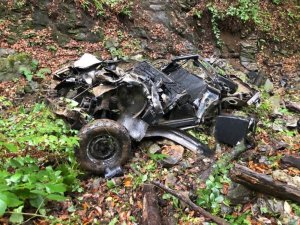 400 Metre Uçuruma Yuvalandılar, Hurdaya Dönen Kamyonetten Sağ Çıktılar