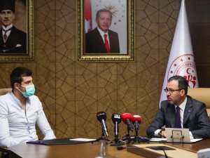 Bakan Kasapoğlu, Milli Yüzücü Emre Sakçı’yı Kabul Etti