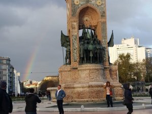 Kısa Süreli Yağmurun Ardından Çıkan Gökkuşağı Görenleri Mest Etti