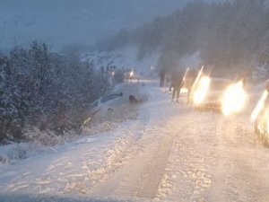 Bingöl’de Kar Nedeniyle Araçlar Yol Kaldı