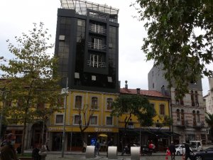 Trabzon’da Sıra Dışı Bina Görüntüsüyle Dikkat Çekiyor