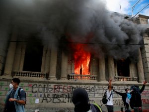 Guatemala’da Göstericiler Kongre Binasını Basıp Ateşe Verdi